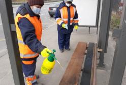 В Киеве спецсредствами моют дороги, мосты, остановки и переходы (фото)