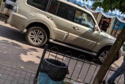 В Киеве разъяренный отец разбил стекло внедорожника, который задел его ребенка