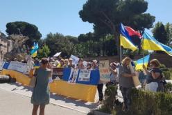 В Риме протестуют с украинскими флагами из-за визита Путина