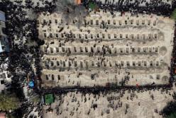 В Ірані ховають дівчат, які загинули внаслідок авіаудару по початковій школі (відео)