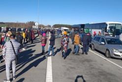 Украина отправляет в Польшу автобусы за пешими туристами