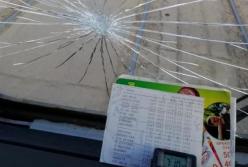 В Харькове разозленные пассажиры разбили окно в трамвае