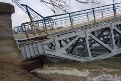 Из-за непогоды в Николаеве упал мост (фото, видео)