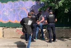 В Киеве сотрудников налоговой задержали на крупной взятке (фото)