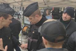 В Париже у Елисейского дворца разорвали флаг России (фото) 