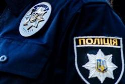Под Киевом мужчина укусил патрульного за ногу