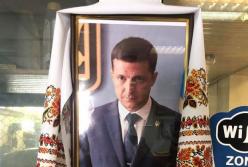 На одесской СТО повесили портрет Зеленского с рушниками (фото)