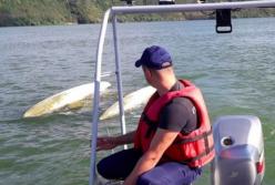 Катамаран с тремя людьми перевернулся в Хмельницкой области