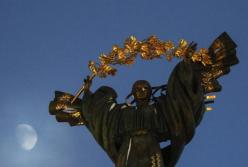 Уламки дрона під час атаки РФ упали біля Монумента Незалежності в Києві