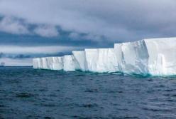 Самый большой айсберг в мире раскололся надвое 