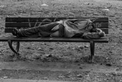 Бедные люди быстрее стареют: ученые рассказали, как нищета отбирает у людей силы