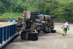 В центре Киева перевернулся грузовик. Затруднено движение транспорта