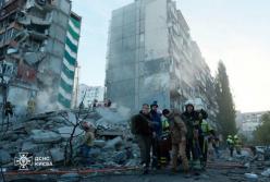 Пів будинку немає: з-під завалів у Дарницькому районі Києва дістали ще одне тіло, 40 постраждалих (фото, відео)