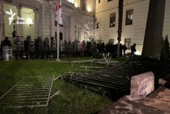 Протестувальники у Тбілісі штурмують президентський палац та влаштували вогняні барикади (відео)