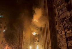 Пожежі у квартирах та десятки евакуйованих: шахед вдарив по 9-поверхівці в Охтирці (фото, відео моменту)