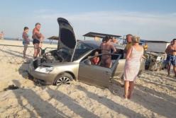 В Кирилловке девушка на автомобиле влетела прямо на пляж (Фото)
