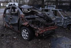 Нічні вибухи у Чернігові: дрон влучив у багатоповерхівку і спалив машини на автостоянці (відео)