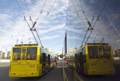 Транспортний колапс поглинув Київ: зупинилися тролейбуси та трамваї, люди йдуть пішки по коліям (відео)