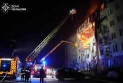 В Одесі пряме влучання у багатоповерхівку: 3 загиблих, серед них 2-річна дівчинка та її матір (відео)