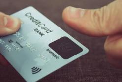 Samsung встроит сканер отпечатков пальцев в банковские карты