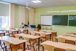 Школьники возвращаются к учебе, но не везде: где власти продлили каникулы