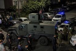 У Тернополі побили ТЦКашників та розтрощили авто, рятувала їх Нацгвардія на бронеавтомобілі (відео)