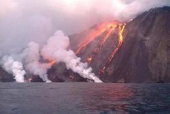 На острове возле Сицилии началось сильное извержение вулкана: есть жертвы (фото, видео) 