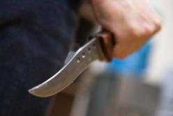 В Киеве мужчина пытался перерезать себе горло на улице