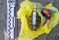 На Харьковщине пьяный мужчина угрожал взорвать гранату в автобусе (видео)