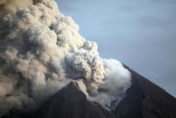 В Индонезии начал извергаться самый активный вулкан (видео)