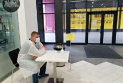 В киевских ТРЦ ввели медицинскую проверку посетителей (фото)