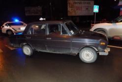 ДТП в Ужгороде: от удара легковушки на переходе девушку отбросило на другую машину