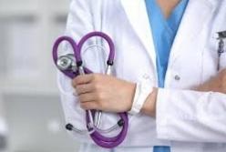 Врачи рассказали, как заражаются «болезнью поцелуев»