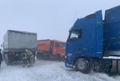 На трассе Киев-Одесса образовалась 30-киллометровая пробка из-за снегопадов