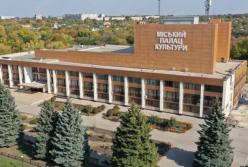 Россия разбомбила дом культуры в Лозовой, в домах рядом вынесло рамы: видео очевидцев из эпицентра взрыва