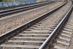 Сидел на рельсах: поезд на скорости насмерть сбил пенсионера