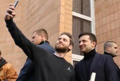 Зеленский сделал неожиданный подарок эвакуированному из Китая украинцу (видео)