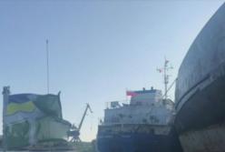 Украинские силовики задержали российский танкер, который участвовал в захвате моряков (видео)