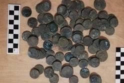 В Польше строители нашли в подвале дома старинные монеты (фото)