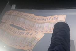 В Запорожской области полицейский за взятки помогал торговать коноплей
