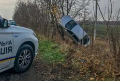 На Днепропетровщине легковушка повисла на дереве (видео)