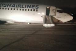 В Одессе аварийно приземлился самолет: сломано переднее шасси (видео)