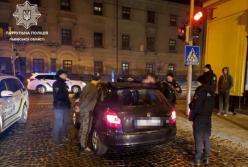 Во Львове таксист с пассажиром украли платежный терминал (фото)