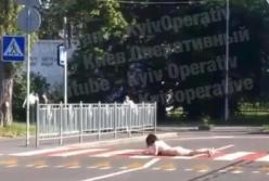 В Киеве голая женщина ползла через дорогу (видео)