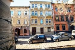 Во Львове часть фасада дома обрушилась на голову девушке