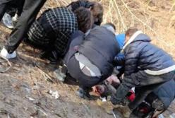 Матір із донькою лежать у крові посеред двору в Дніпрі: мамі відірвало ногу на очах у дитини (відео)