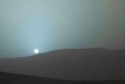 Ученые показали разницу между закатом солнца на Земле и на Марсе (фото)