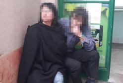 Во Львове женщина "под кайфом" забаррикадировалась в аптеке и угрожала осколком стекла