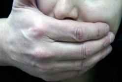 В Киеве возле хостела изнасиловали женщину