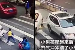 Мальчик устроил погром автомобилю, который сбил его маму на пешеходном переходе (видео) 